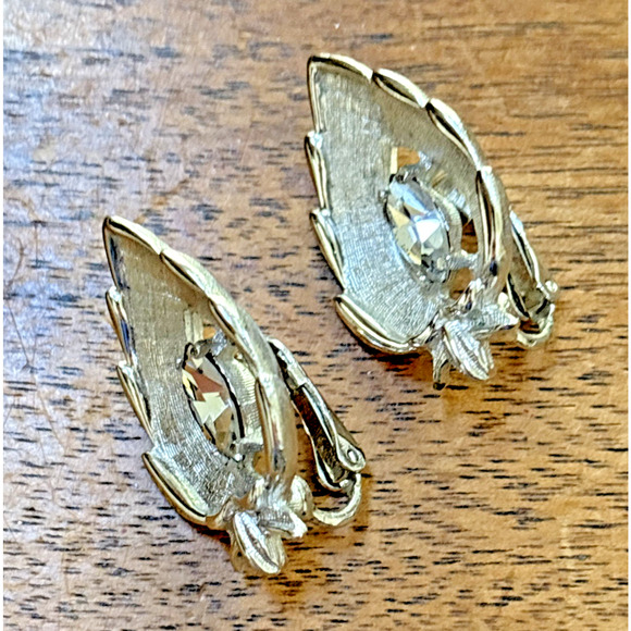 Sarah Coventry Silver & Rhinestone Leaf Jewelry Set Necklace & Clip-On Earrings - Picture 4 of 7